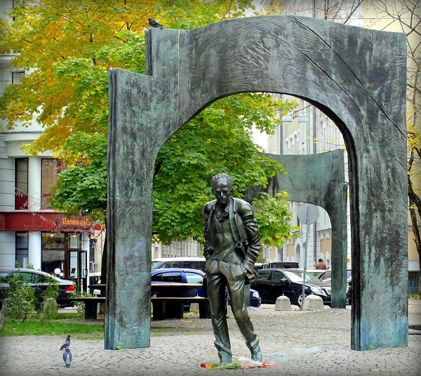 Когда идешь по Арбату, то непременно проходишь мимо памятника Окуджаве. Фото Яндекс.Картинки. 