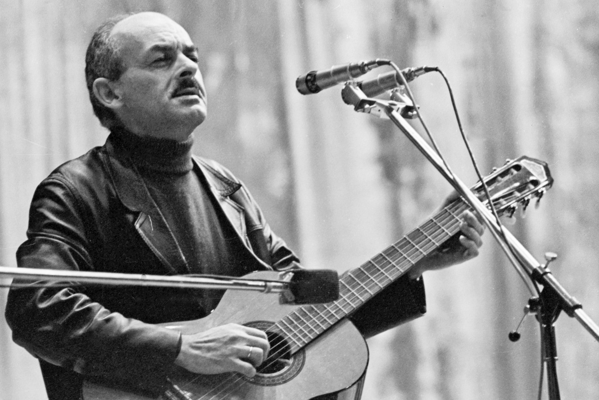 Окуджава на сцене. Фото Яндекс.Картинки. 