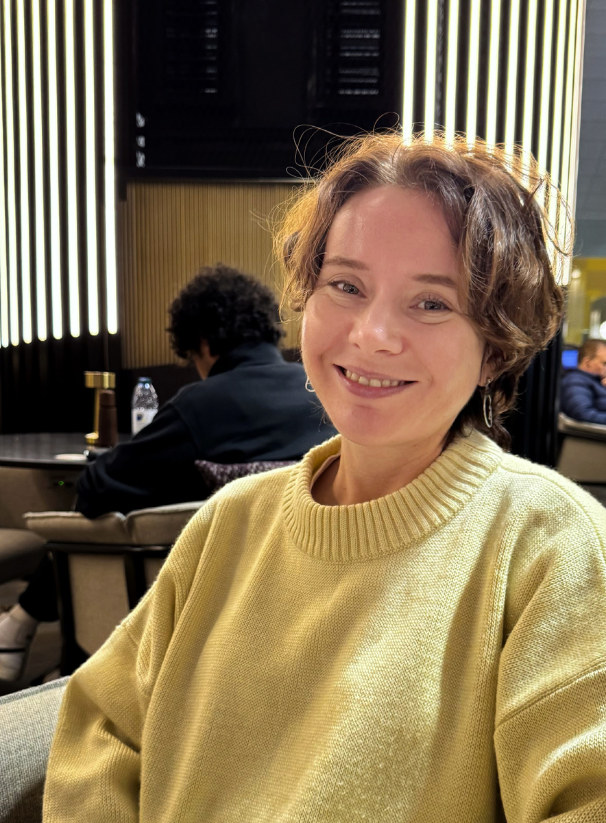 Сонная сижу в бизнес-зале аэропорта Дубая. 