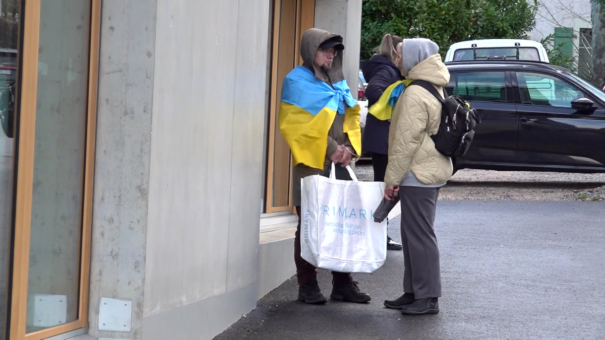    Активисты с флагами Украины замечены рядом с местом переговоров в Женеве