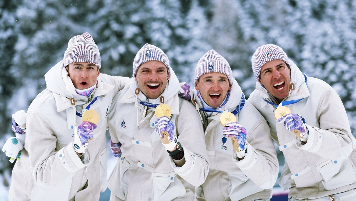    Французские биатлонисты Фабьен Клод, Эмильен Жаклен, Кантен Фийон-Майе и Эрик Перро празднуют победу в эстафете на Олимпиаде 17 февраля. Reuters