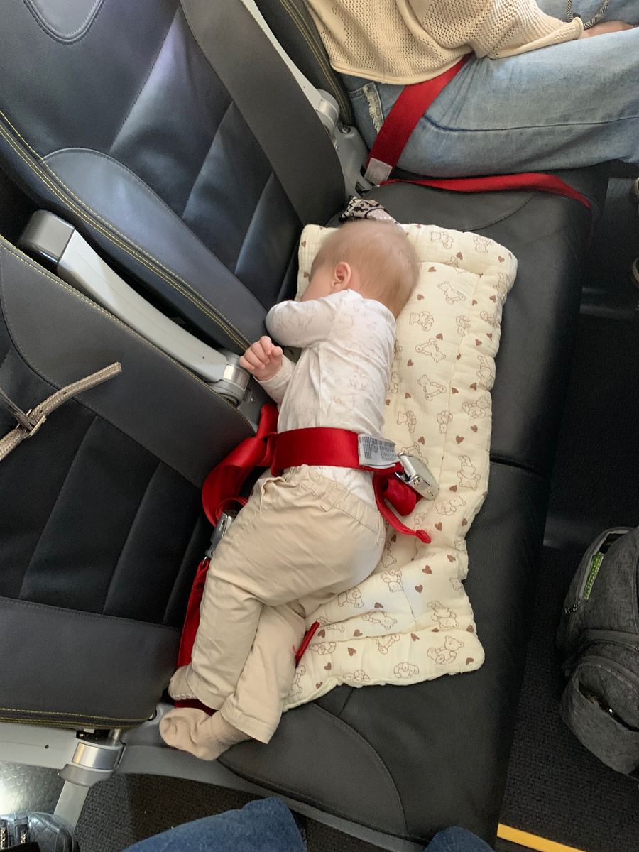 Нам повезло, что соседнее место оказалось свободно, Никола смог поспать, а мне пришлось почти весь перелет простоять на ногах) 