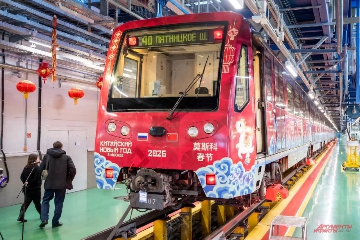    Вагоны состава украсили в азиатском стиле.