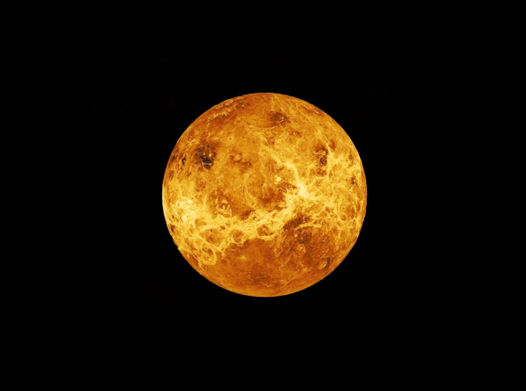 Венера в видимом свете. Плотные облака полностью скрывают её поверхность, отражая солнечный свет и создавая характерный жёлто-оранжевый оттенок.