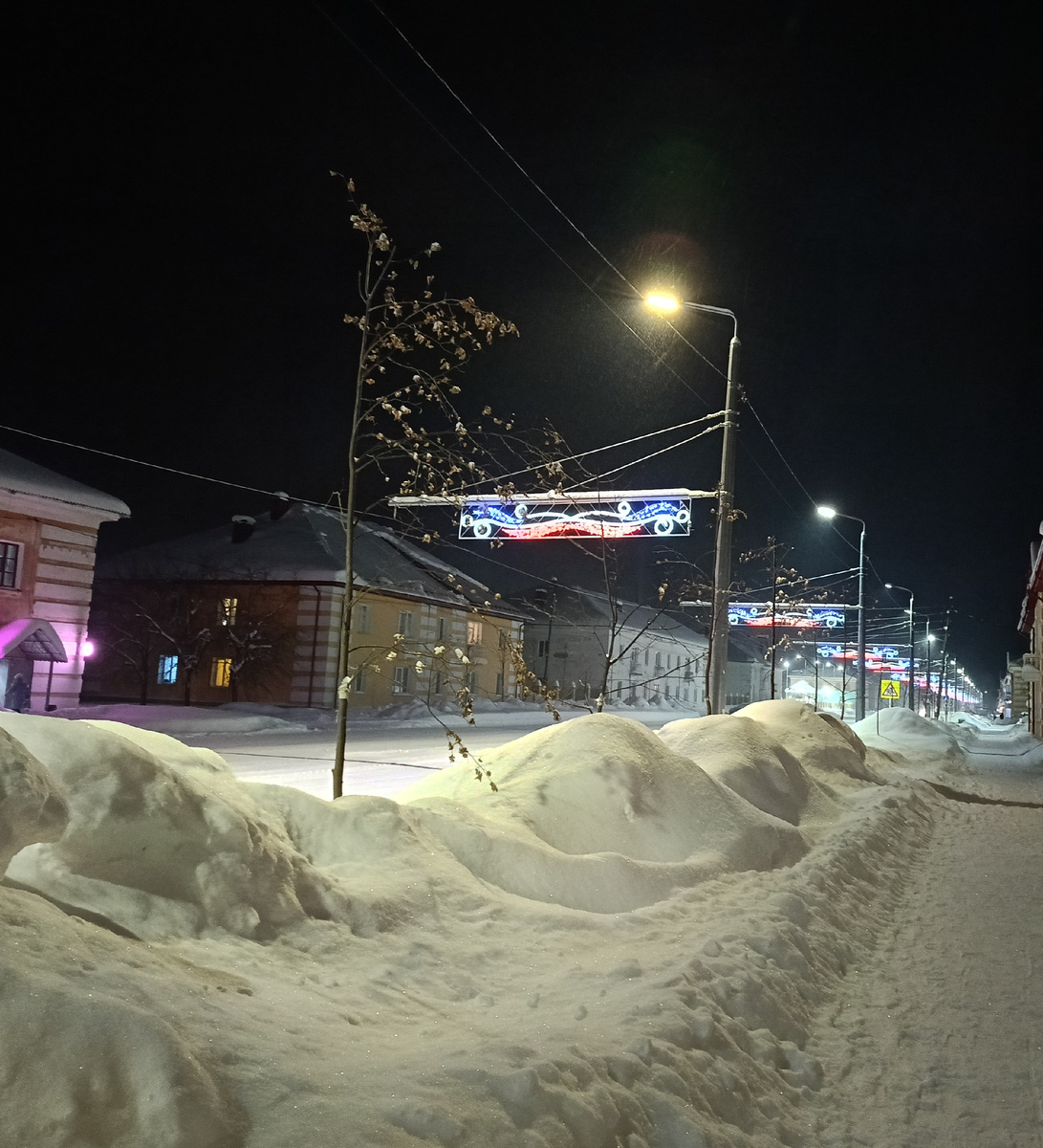 Это месяц назад ещё, сейчас сугробы выше.