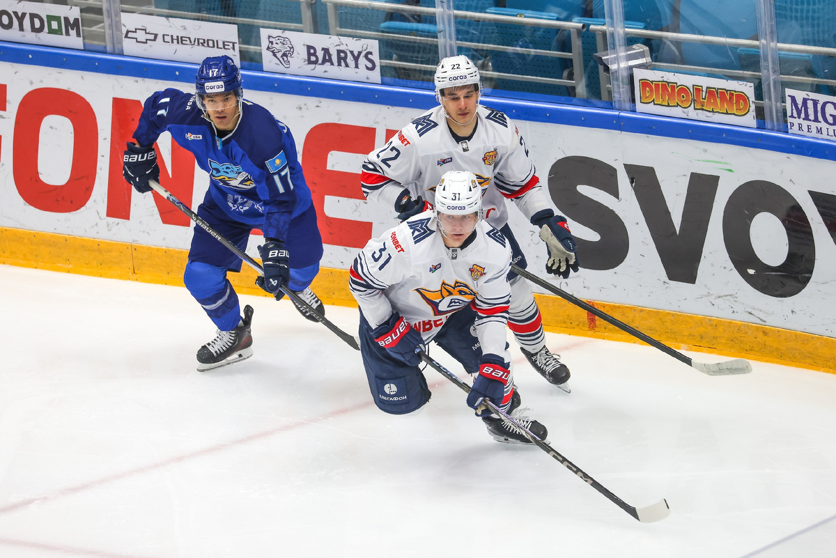 Руслан Исхаков (на фото) - на заднем плане