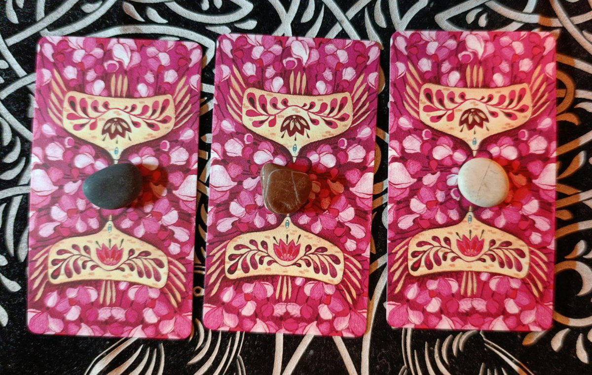 Расклад 🌪️ Вихрь чувств: Динамика ваших отношений без иллюзий👀