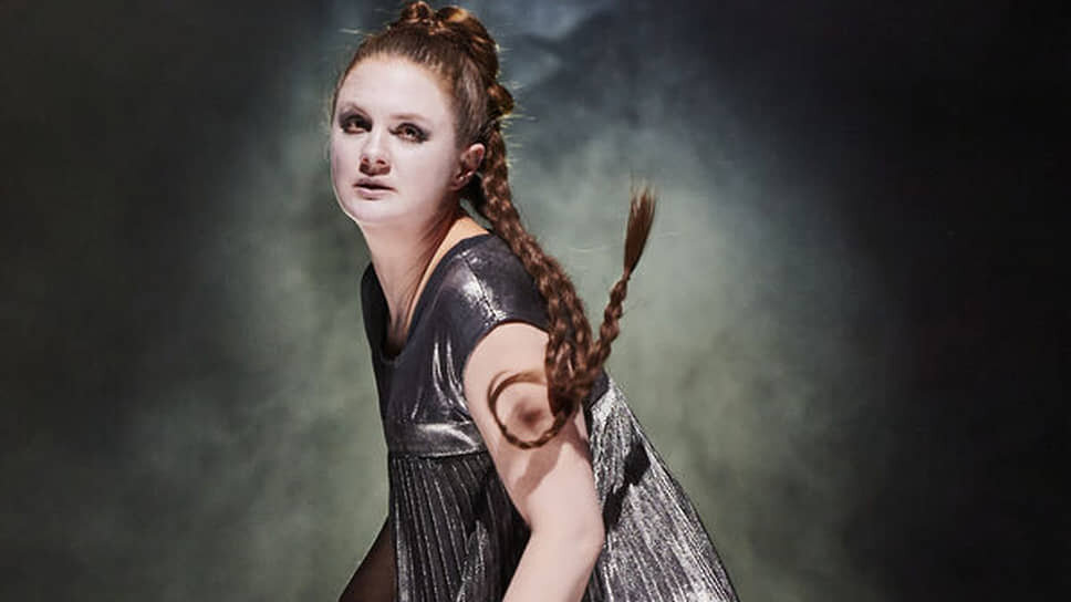 В спектакле Тальхаймера Саломея (Алина Стиглер) слишком витальна. И это стоит ей жизни.📷Фото: Katrin Ribbe / Shaubuehne