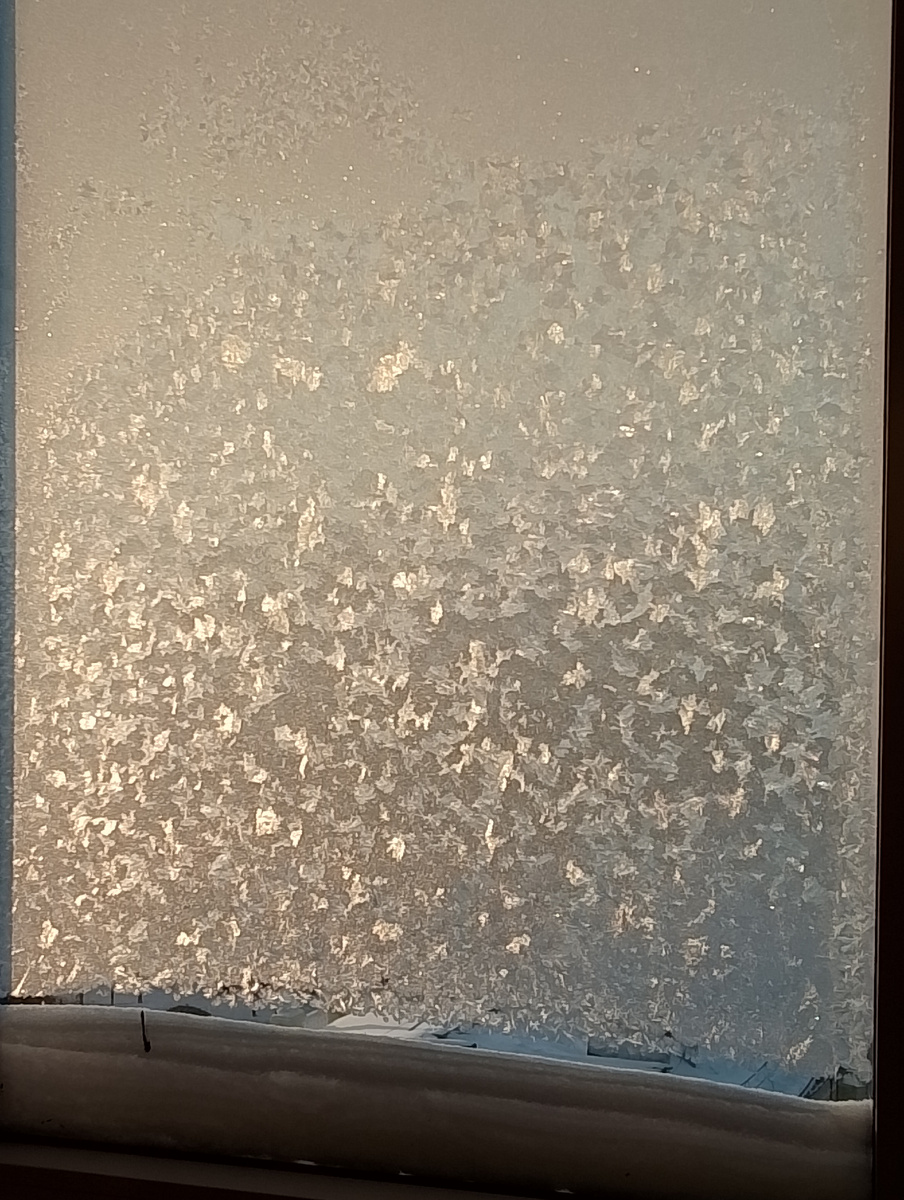 Плотный узор на окнах моей лоджии, фото автора 