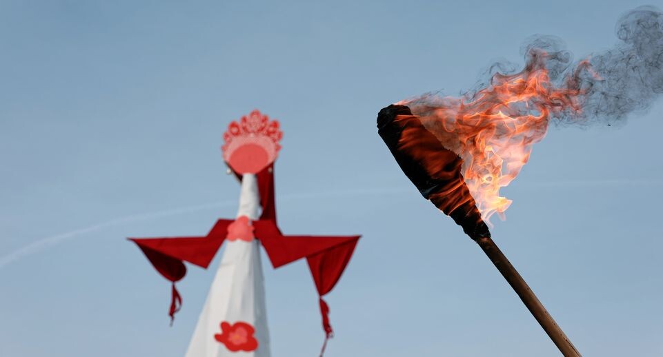    Самое большое в России чучело Масленицы сожгли на фестивале в Горках Ленинских / медиасток.рф