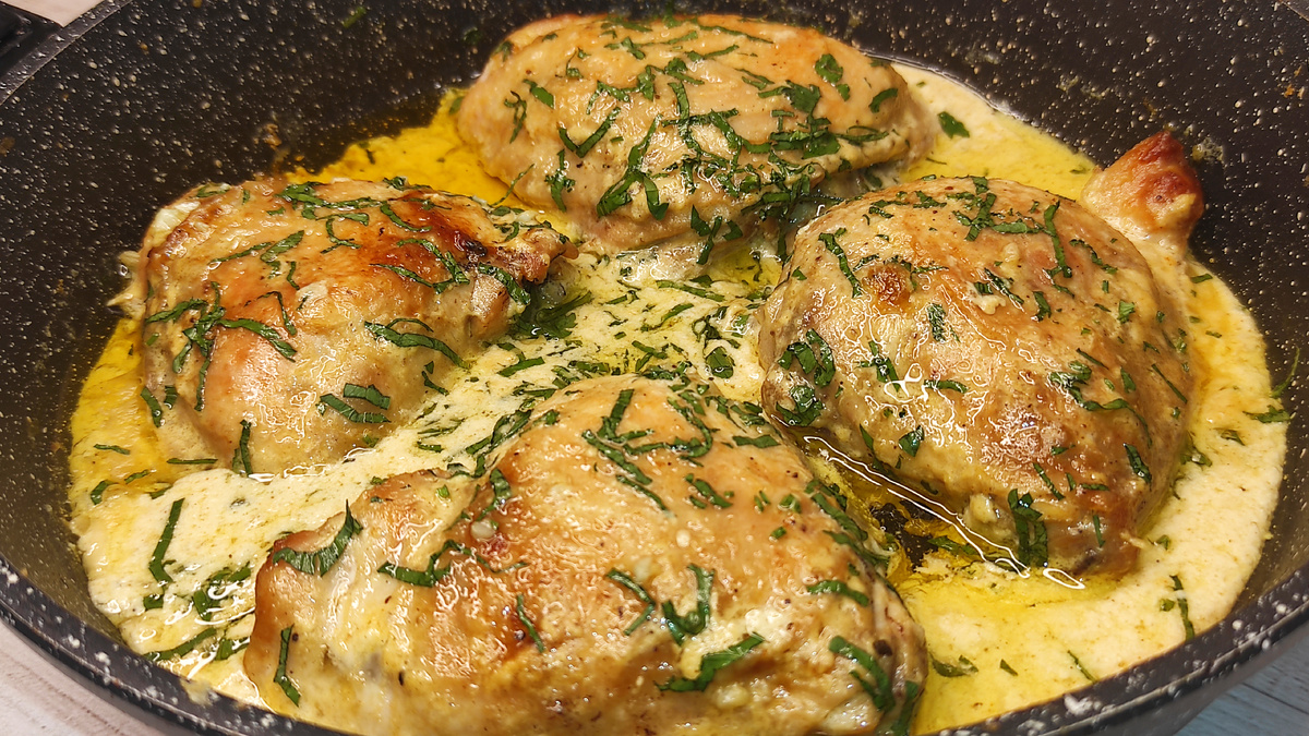 Куриные бёдрышки в сметанном соусе на сковороде. Фото автора. 