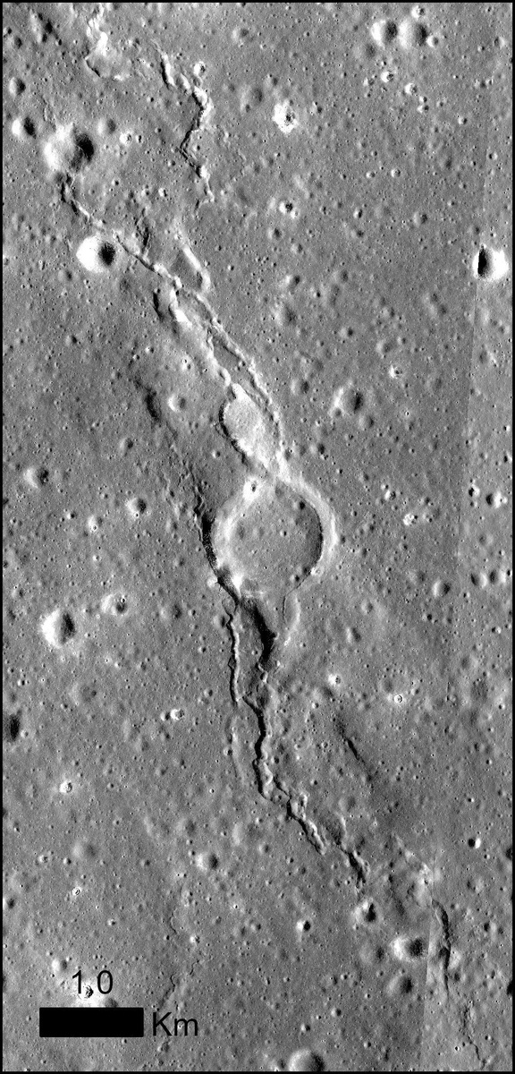 Небольшой морской хребет, расположенный в Море Бурь на ближней стороне Луны. Источник: NASA / LROC / GSFC / Arizona State University  📷
