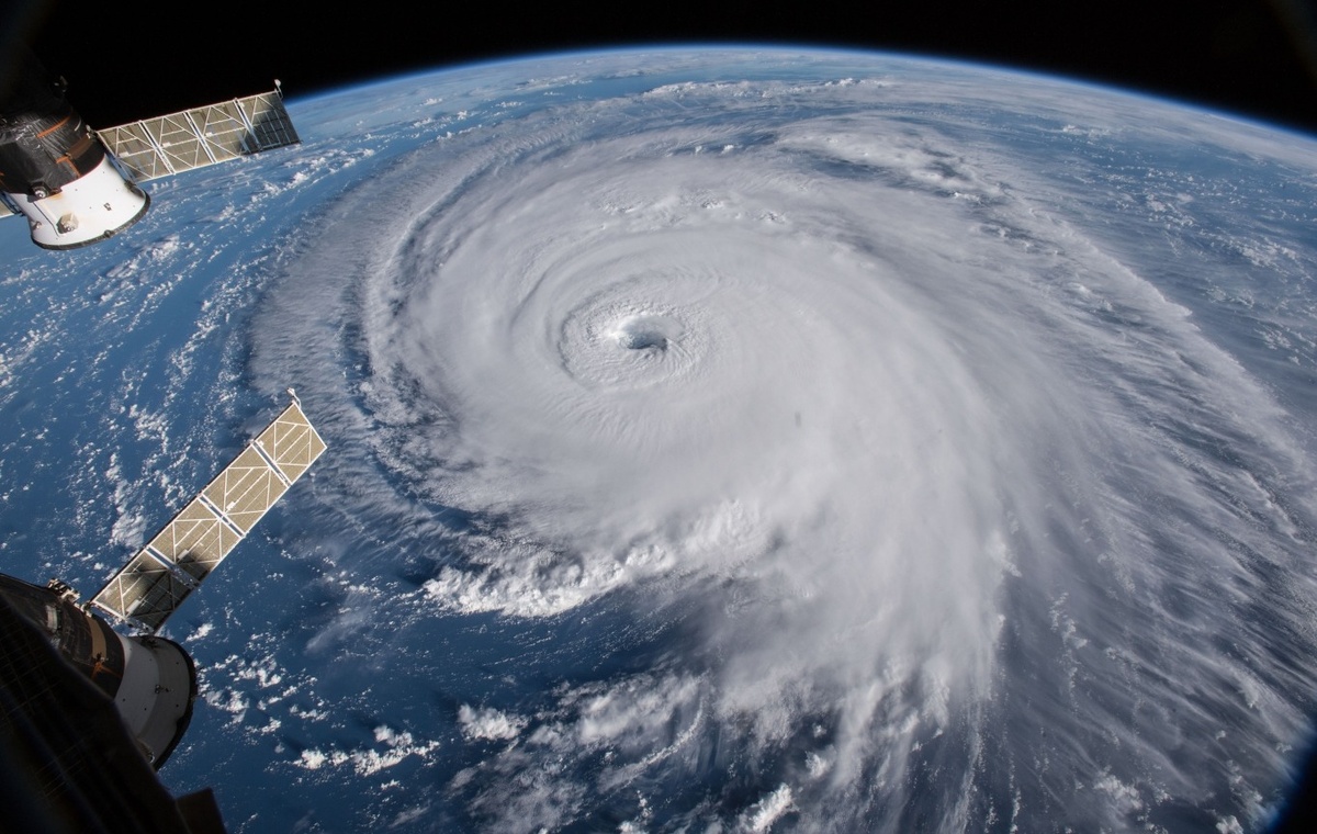    Вид на ураган из космоса. Источник изображения: wikimedia.org