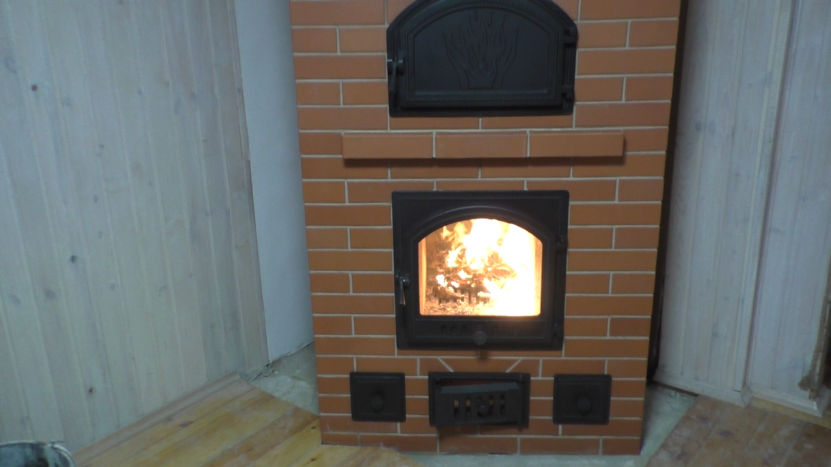 Печь камин с духовкой.