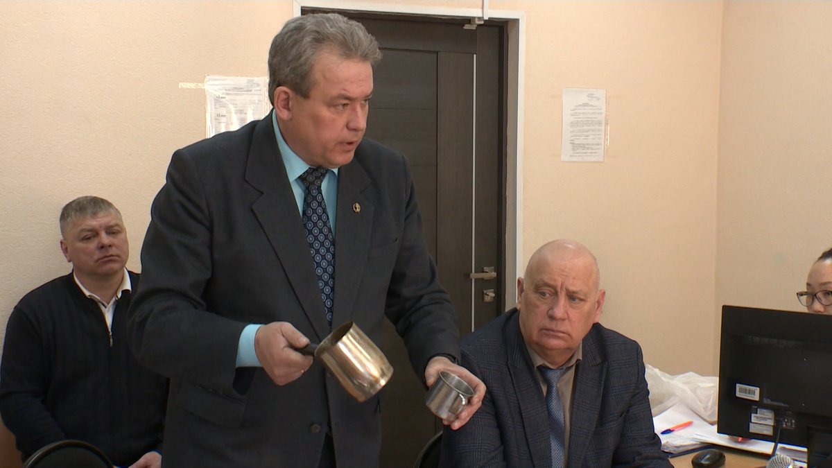    Кофейная турка и чашка: адвокат для защиты судовладельца показал эксперимент