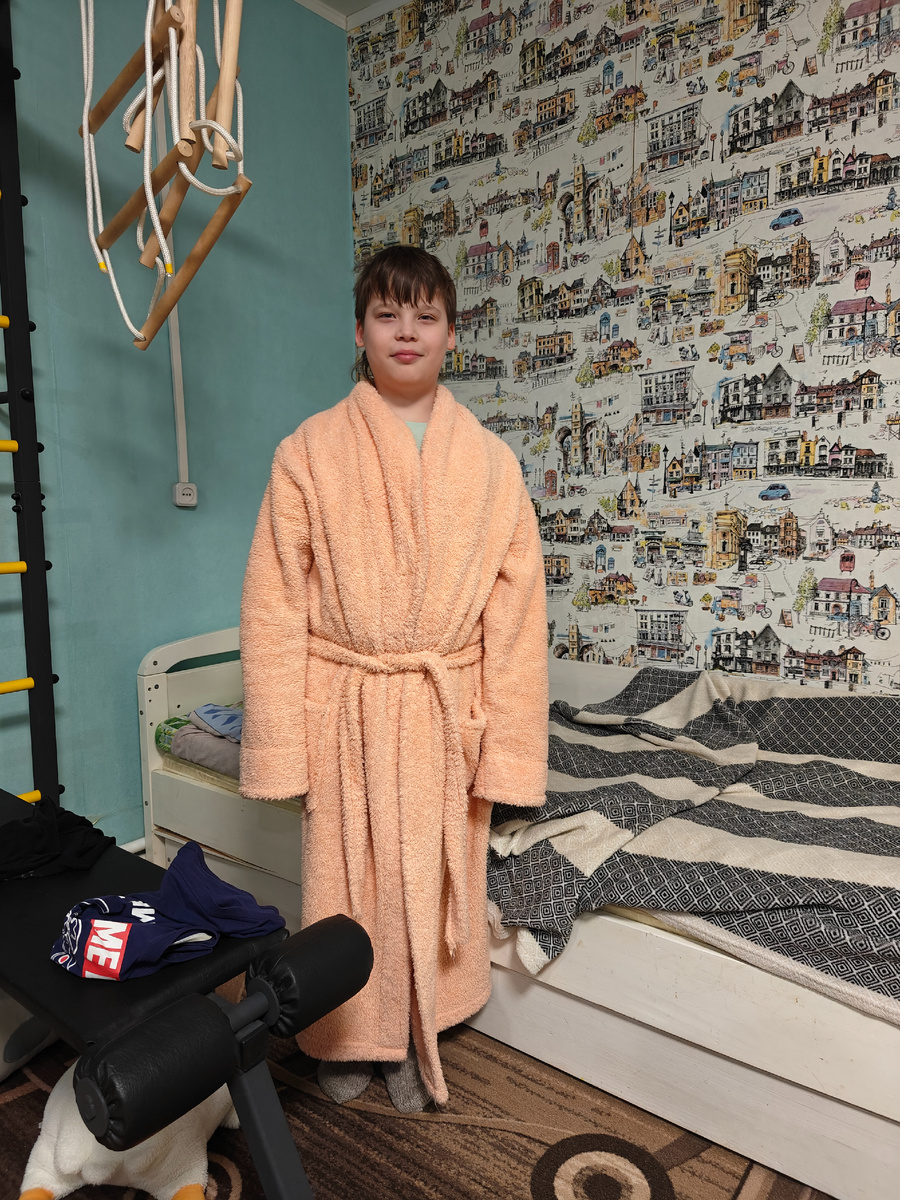 Стëпа замёрз, надел Сашин халат. На кровати сбито покрывало, на полу лежит игрушки - бардак. Извините, фото не постановочные. 