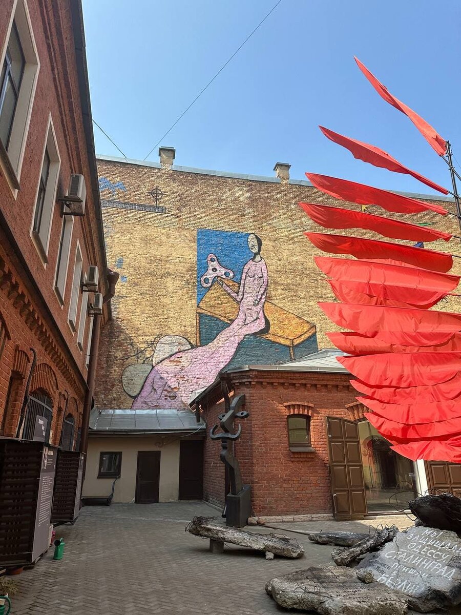 Стрит-арт Максима Имы в МИСП «Тётка со спиннером», наб. канала Грибоедова, 1033