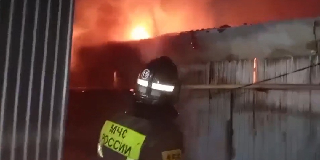 В Восточном микрорайоне Кургана произошел крупный пожар