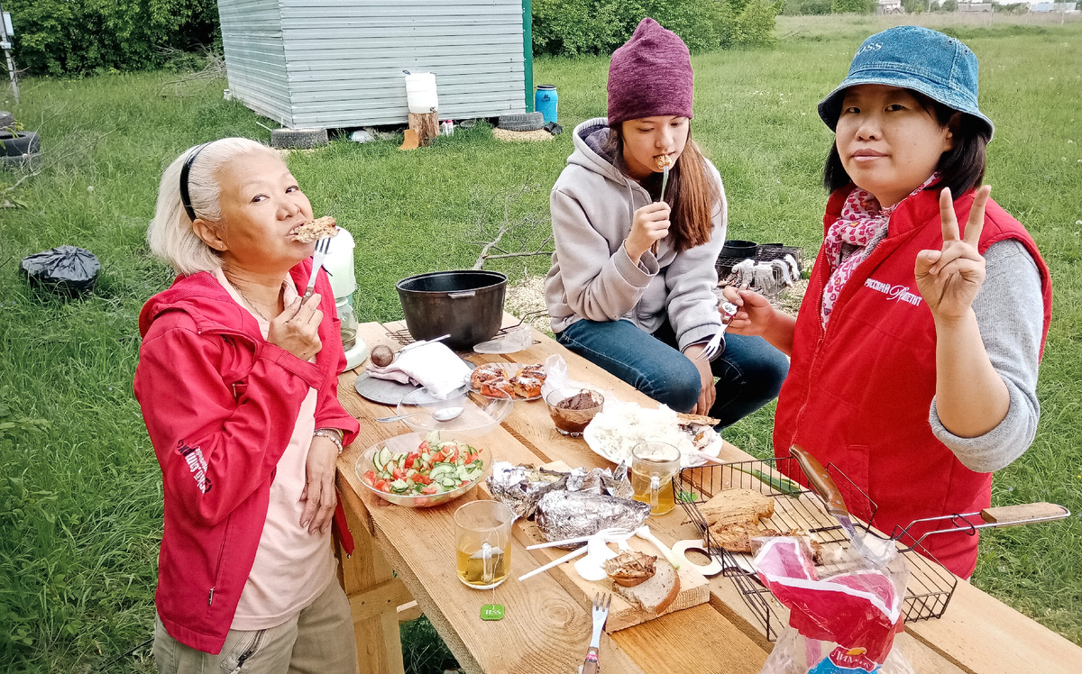 «Первый "ресторан" на участке. Пока в бытовке не было ни стола, ни кровати, мы обедали прямо в поле.