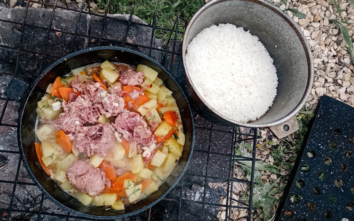 Готовили на костре, ели на свежем воздухе - спартанские условия, которые мы вспоминаем с улыбкой