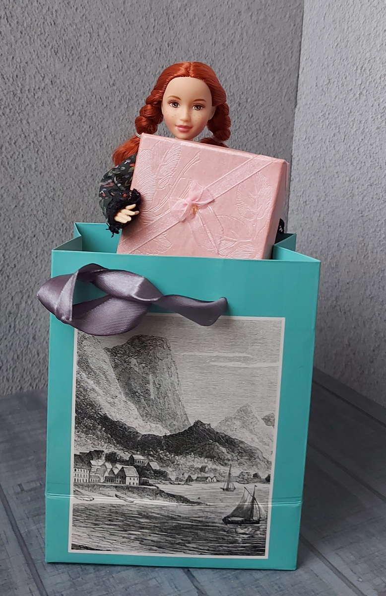 Аня-Энн готова похвастаться тем, что мы привезли с фестиваля "Культовой Куклы". Фото автора канала