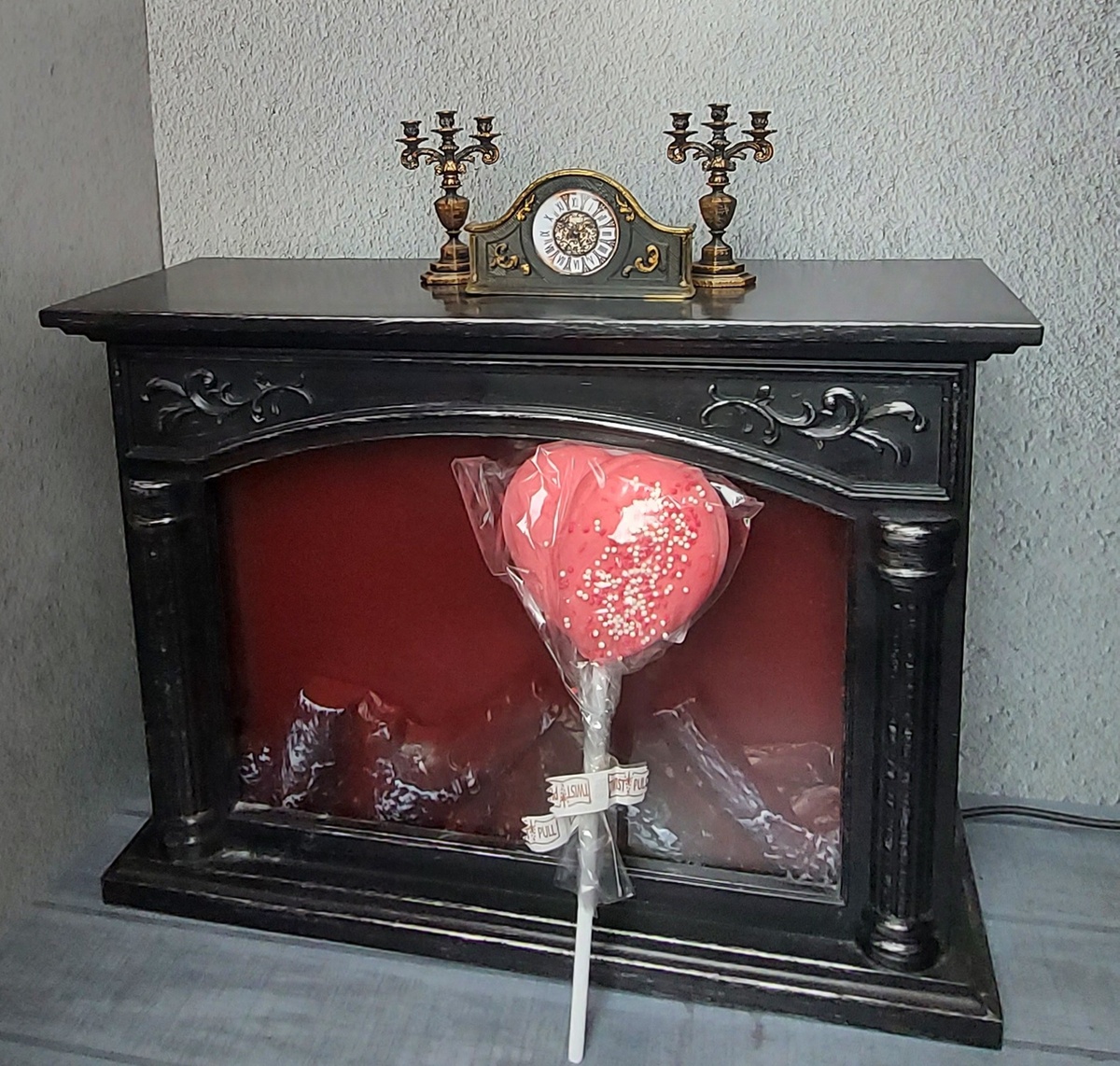 Вот она, моя каминная прелесть и сладкий сюрприз от самой Ликки🥰 Фото автора канала.