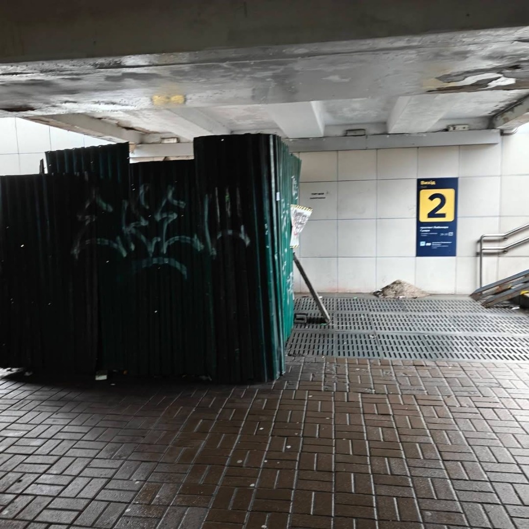    В Киеве станцию скоростного трамвая превратили в жуткую мусорную свалку