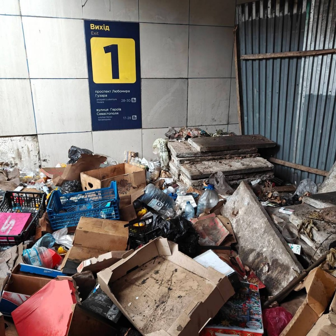    В Киеве станцию скоростного трамвая превратили в жуткую мусорную свалку