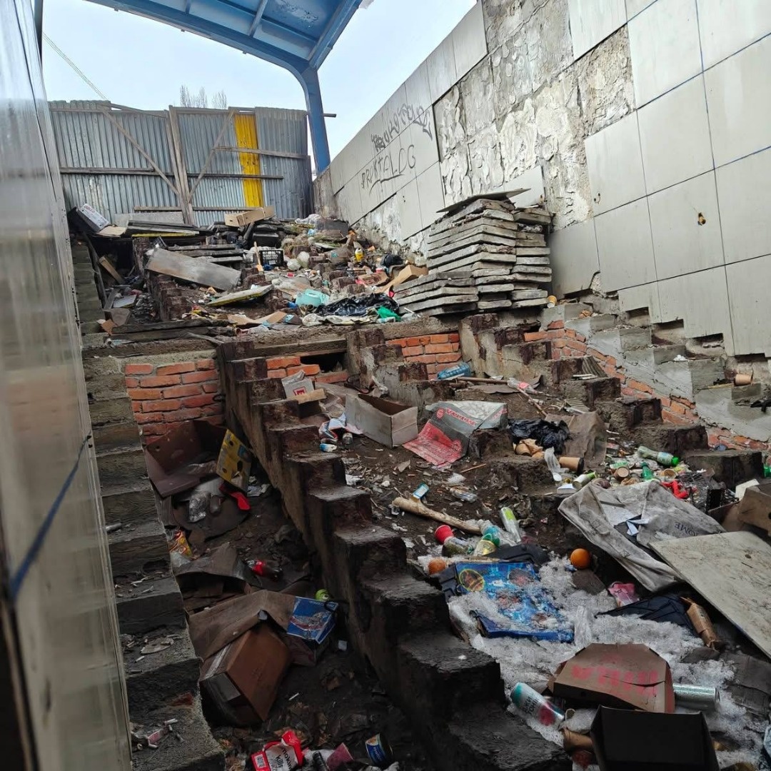    В Киеве станцию скоростного трамвая превратили в жуткую мусорную свалку