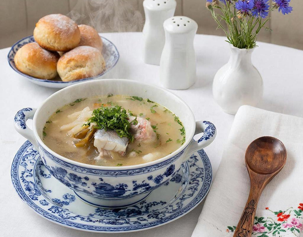 Готовая калья: прозрачный бульон, нежные куски рыбы и ферментированная кислинка рассола!  «Создано с использованием искусственного интеллекта».