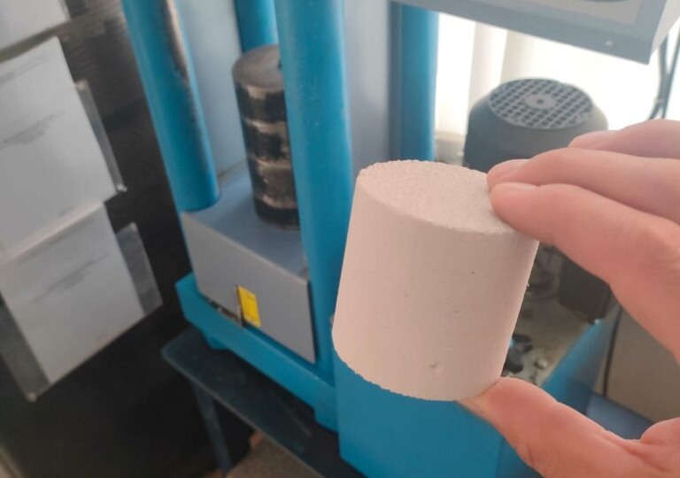 Испытания образцов бетона: как кубики и цилиндры предсказывают судьбу будущего здания?