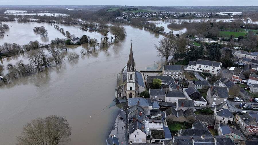    Фото: REUTERS/Stephane Mahe