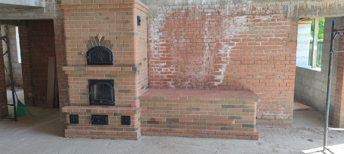 Кирпичная печь с духовкой и лежанкой.