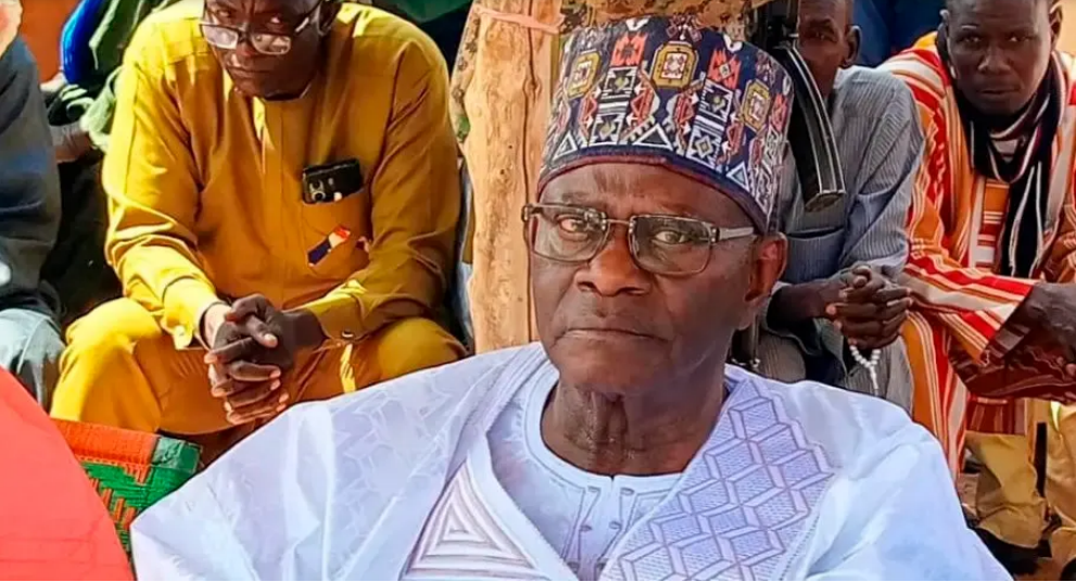 Бывший главный врач доктор Иссифи Джибей (75) в традиционной одежде.