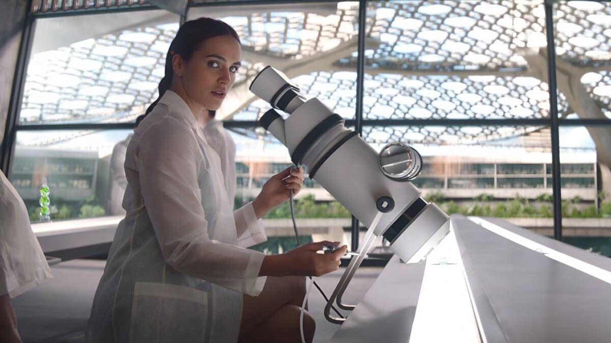    Сцена из сериала «Дивный новый мир», снятого по роману-антиутопии Олдоса Хаксли. Актриса Джессика Браун Финдлей сыграла Ленайну Краун, сотрудницу инкубатория, где модифицируют эмбрионы / Фото: Amblin Television / Universal Content Productions