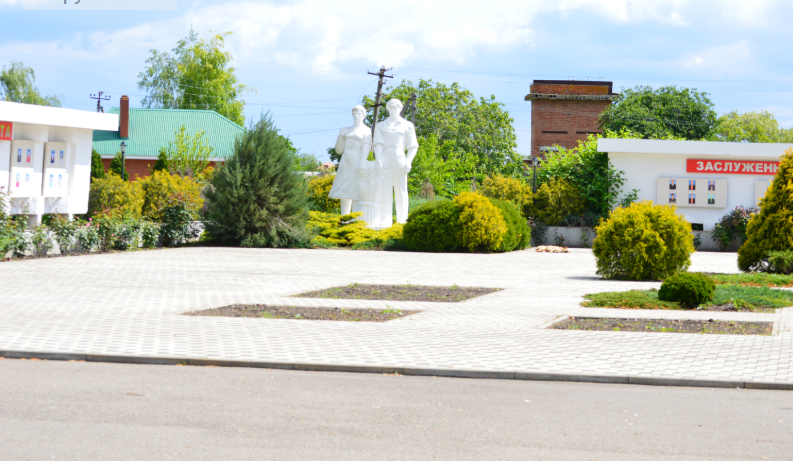 Фото автора. Май 2025. Площадь героев агрофирмы.