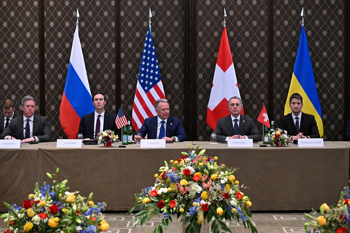 Министр армии США Дэниел Дрисколл, зять президента США Джаред Кушнер, специальный посланник президента США Стивен Уиткофф, глава МИД Швейцарии Иньяцио Кассис, глава отдела международной безопасности МИД Швейцарии, посол Габриэль Люхингер (слева направо) во время трехсторонней встречи делегаций России, США и Украины в Женеве, 17 февраля 2026 года  