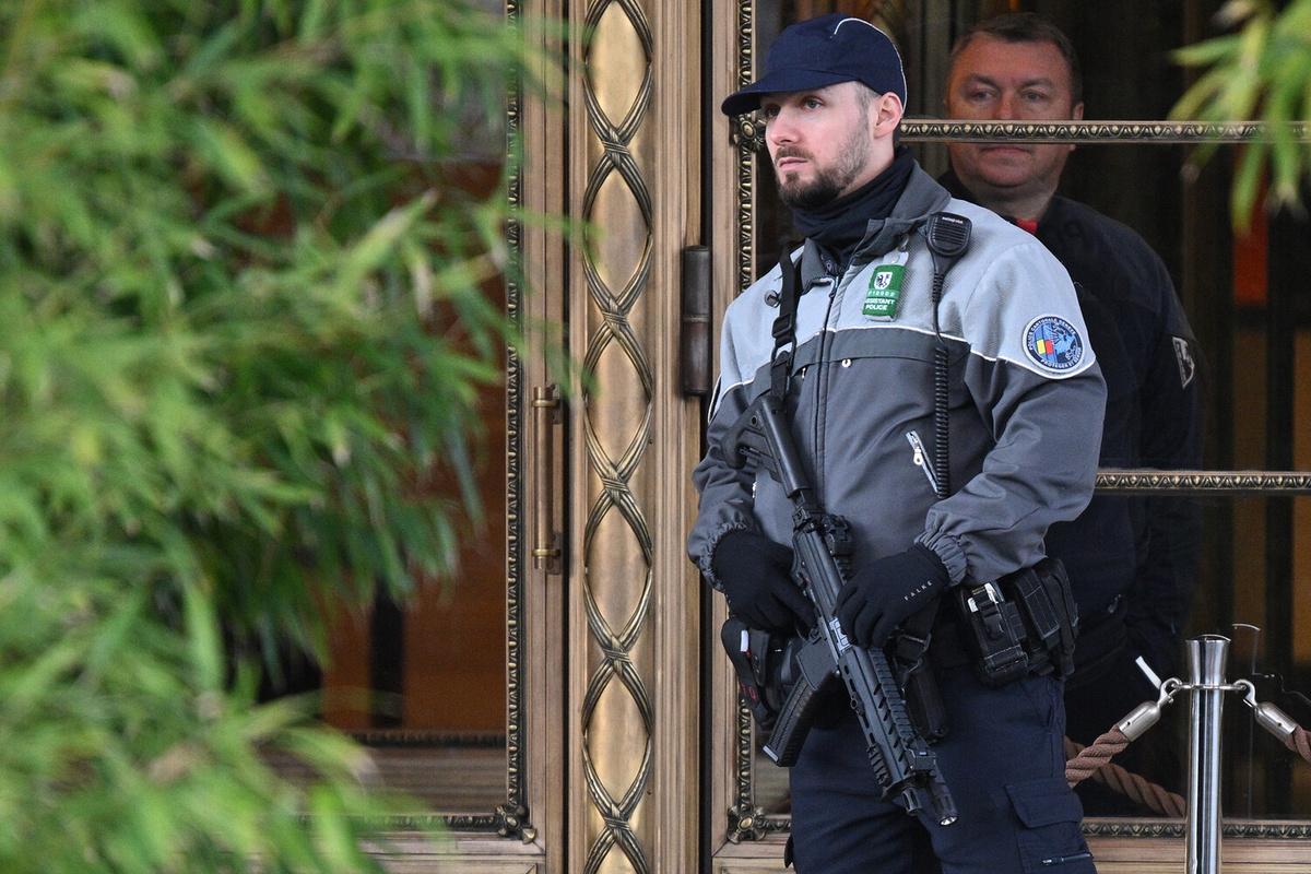 Сотрудник правоохранительных органов у здания отеля «Интерконтиненталь» в Женеве, где проходит новый раунд переговоров представителей России, США и Украины, 17 февраля 2026 года    📷