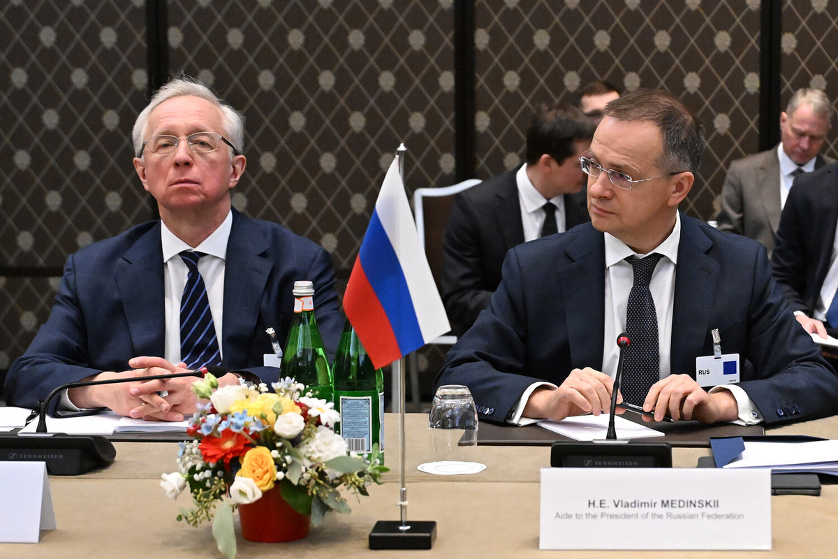 Заместитель министра иностранных дел РФ Михаил Галузин, помощник президента РФ Владимир Мединский (слева направо) во время трехсторонней встречи делегаций России, США и Украины в Женеве, 17 февраля 2026 года    📷