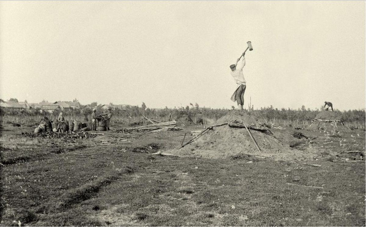 Крестьяне-углежоги за работой