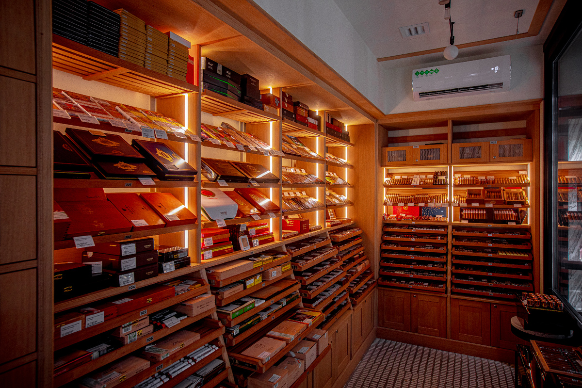 Хьюмидор с широким выбором сигар и сигарилл, лаунж Varvarka 3