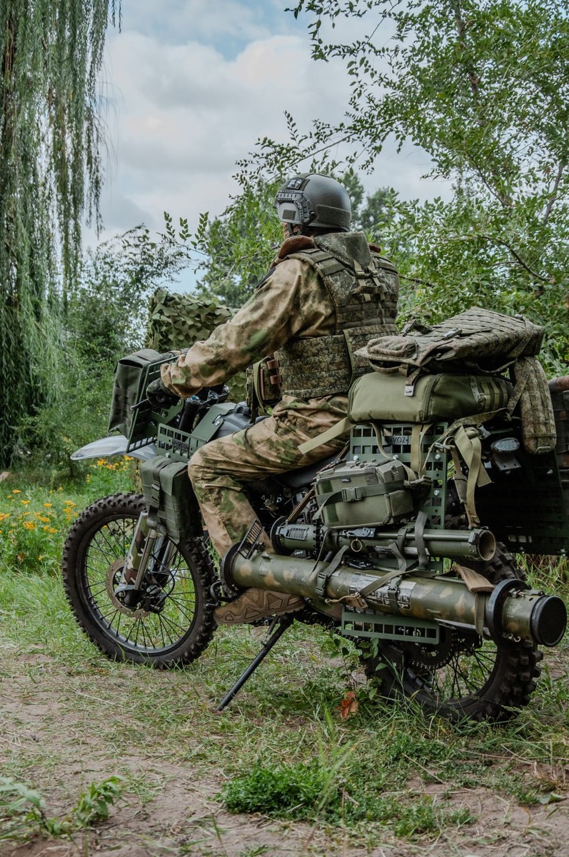 Мотоцикл эндуро, оборудованный дополнительными модулями для перевозки грузов 