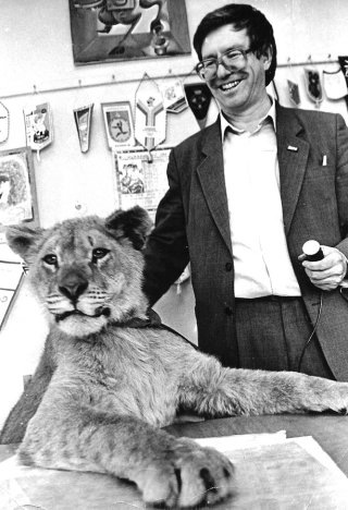    Однажды к нему в кабинет заглянула львица по имени Люська. Возможно, ее подослали герои его фельетонов. / Фото: Николай Ушаков