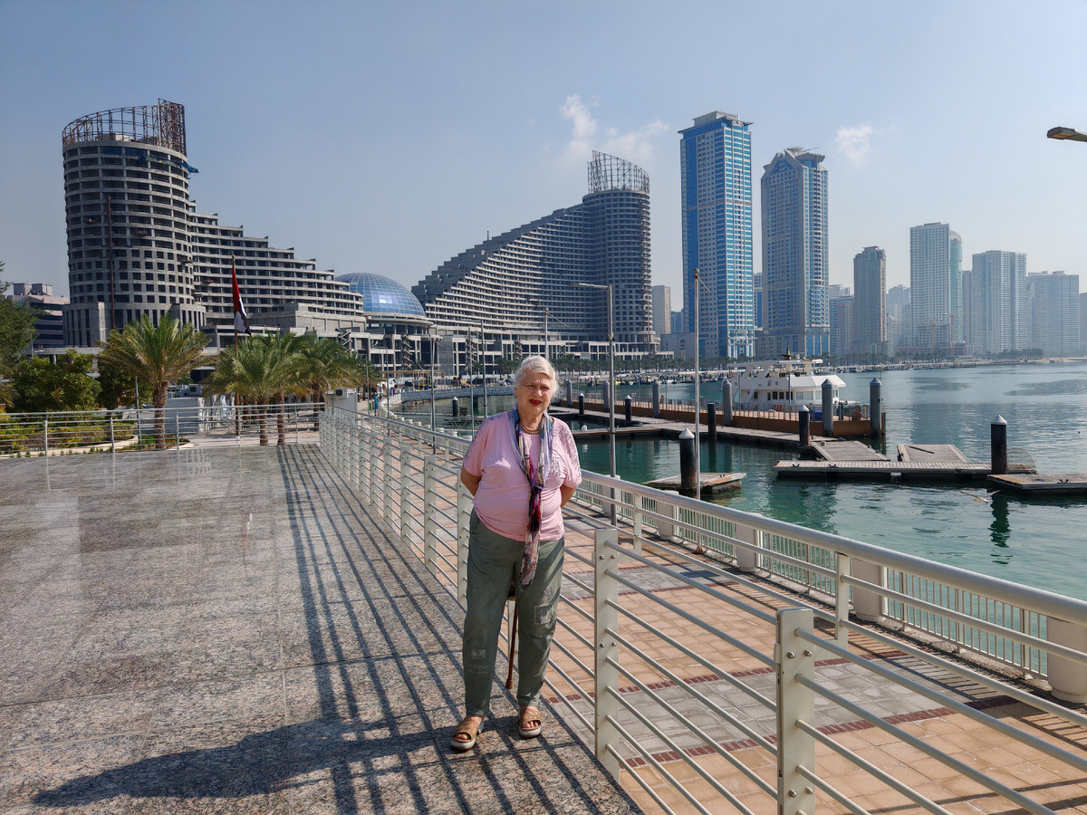 Аквариум находится на красивой современной набережной канала Шарджи. Фото автора.