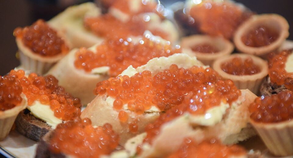    Эксперимент РИАМО: как выбрать красную икру на Новый год / Медиасток.рф