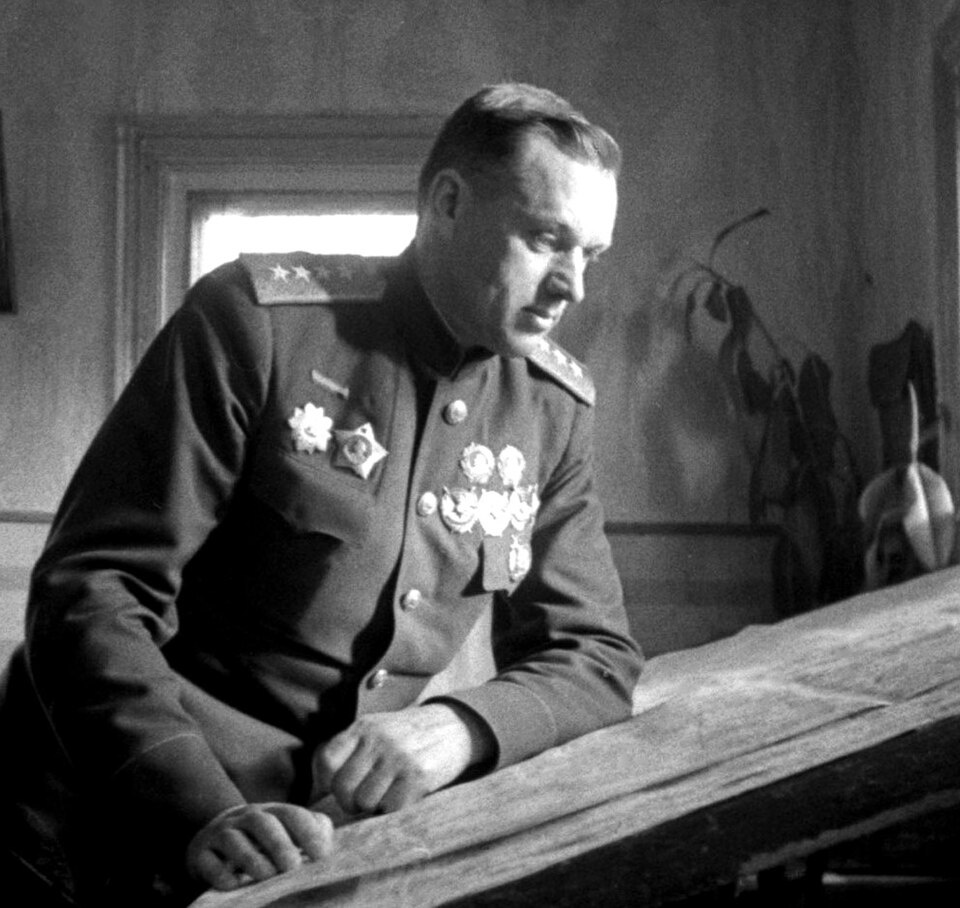 Портрет Рокоссовского задаёт тон истории: за сухими датами стоит живой человек и резкий перелом судьбы.