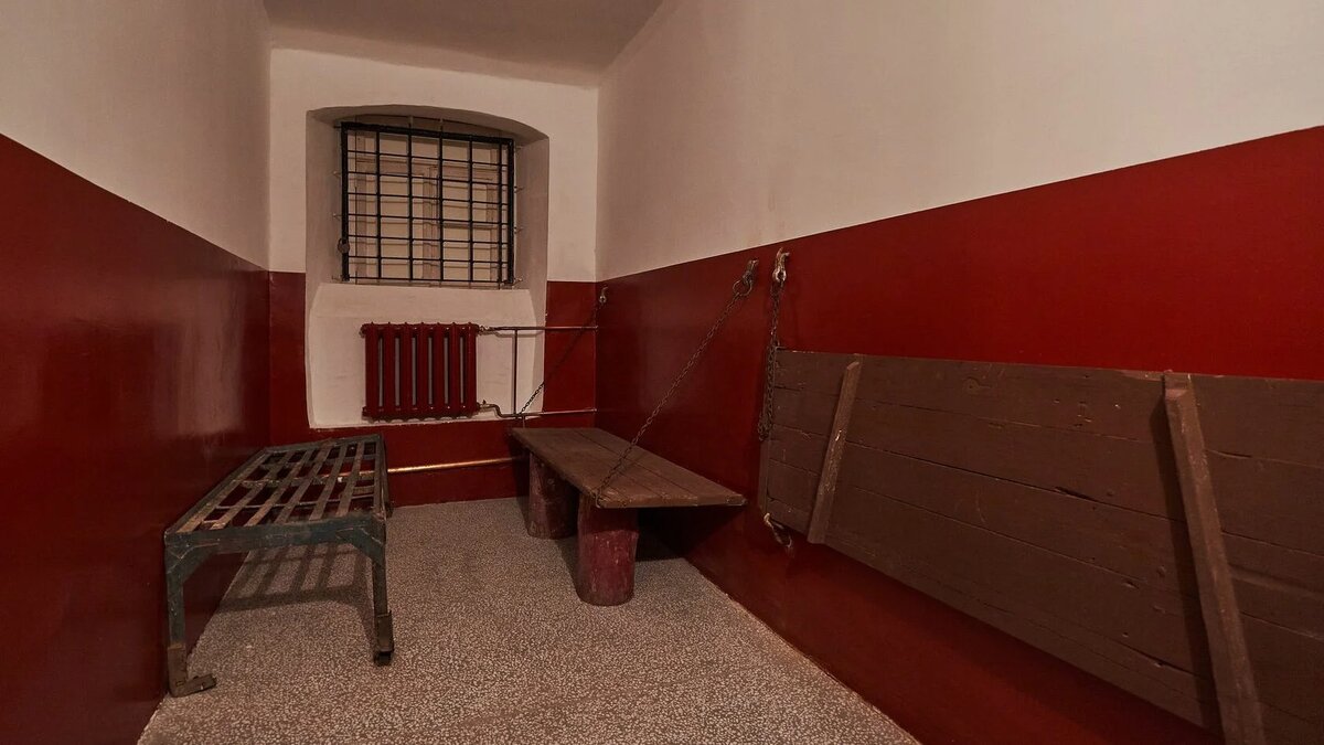  Экспозиция музея «Следственная тюрьма НКВД» — контекст эпохи репрессий.