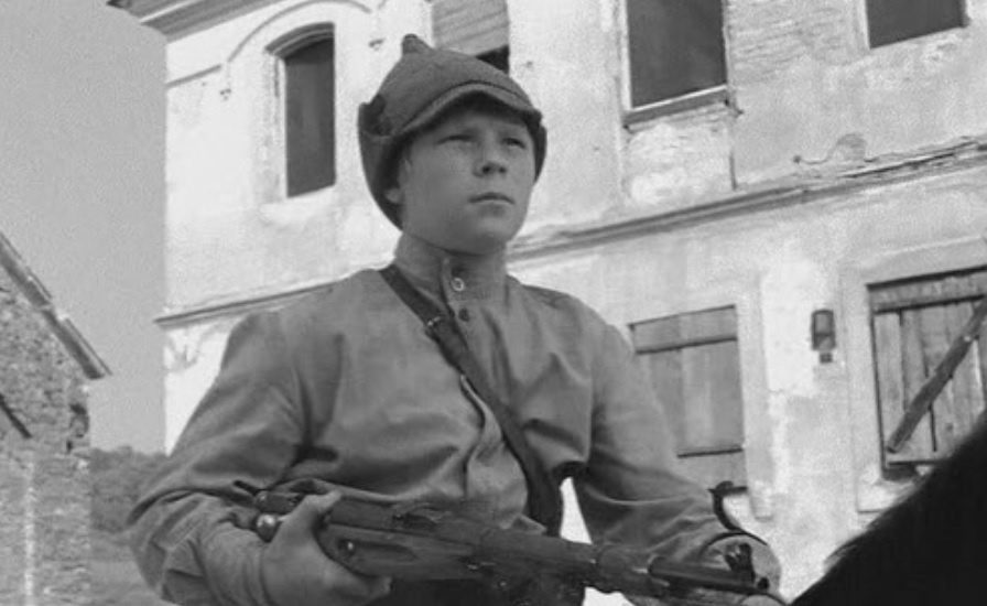 Красноармеец-мальчик с карабином Мосина обр. 1938 г. Кадр из фильма