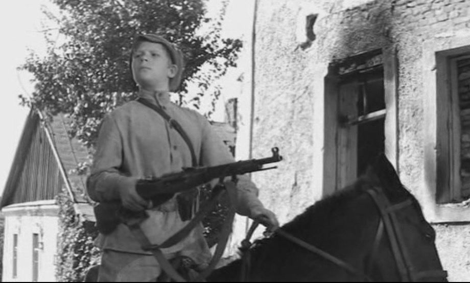Красноармеец-мальчик с карабином Мосина обр. 1938 г. Кадр из фильма