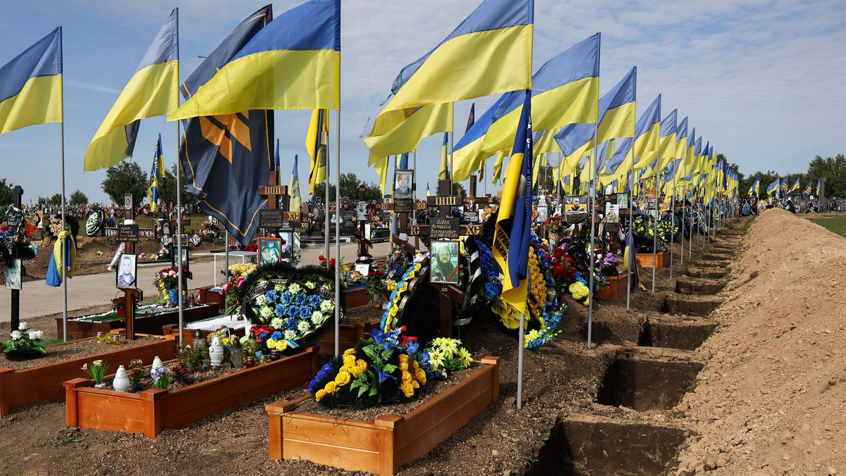    Украина флаг могила кладбище (фото: AP)
